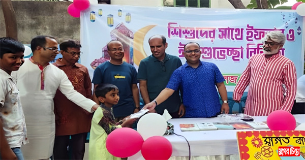 নুরুল ইসলাম স্মৃতি পাঠাগারে ইফতার ও ঈদ উপহার প্রদান