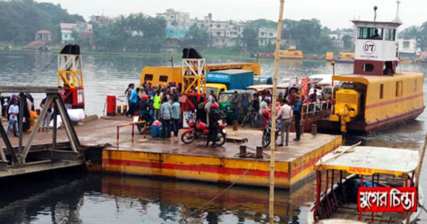 হাজীগঞ্জ-নবীগঞ্জ ঘাটে দুই ফেরীতে ডাবল ভোগান্তি