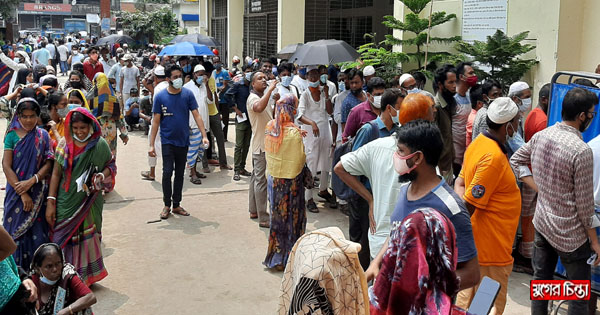 টিকা নিতে এসে ক্ষুব্ধ বিরক্ত মানুষ