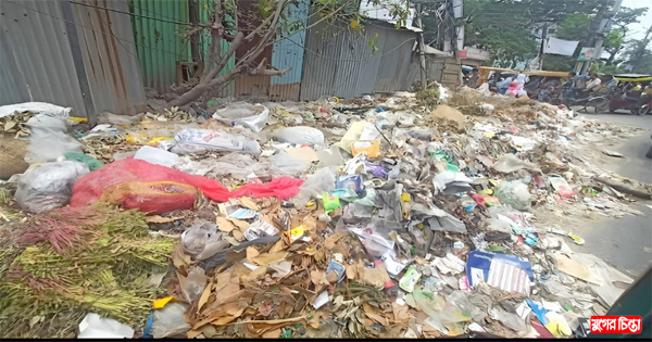 সরকারি শিক্ষাপ্রতিষ্ঠানের সামনে ময়লার ডাম্পিং