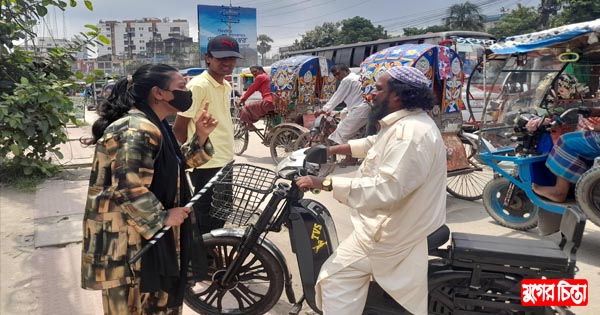 ‘গাড়ি থেকে নেমে আমাদের সাথে ১৫ মিনিট কাজ করবেন’