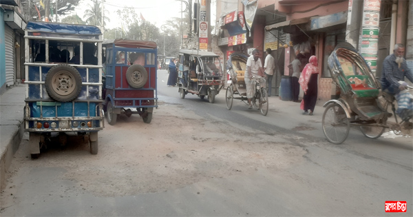 সংস্কার হয় না ঈশাখাঁ সড়কের ভাঙা রাস্তা  