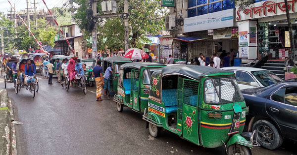 শহরের সড়ক অবৈধ স্ট্যান্ড ও হকারদের দখলে!