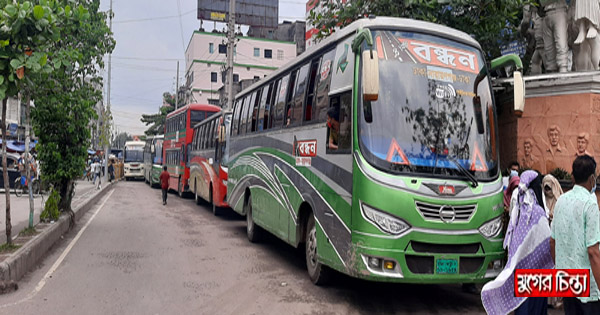 রাস্তার একপাশই বাসের দখলে