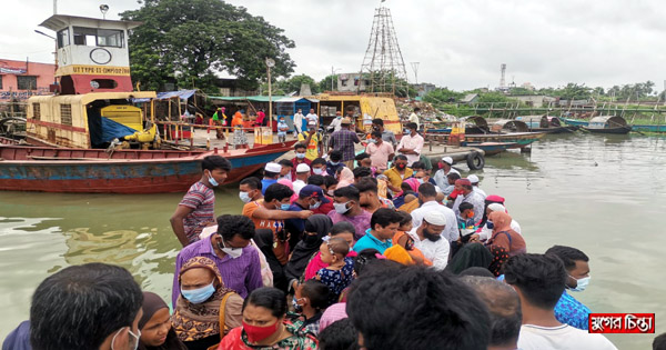 গাদাগাদি করে শীতলক্ষ্যা নদী পারাপার