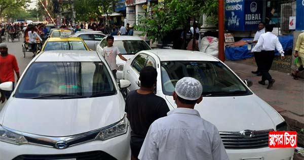 পার্কিং সংকটে যানজটের কবলে নগরবাসী