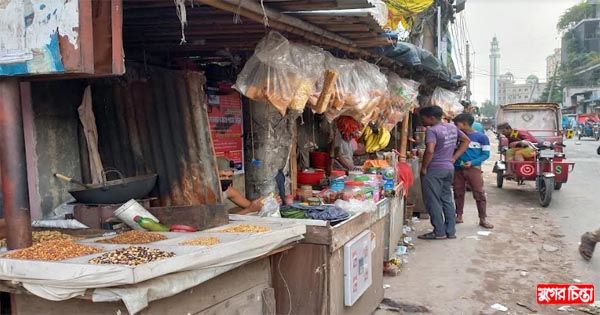 রাজনৈতিক ছত্রছায়ায় দখলে ফুটপাত