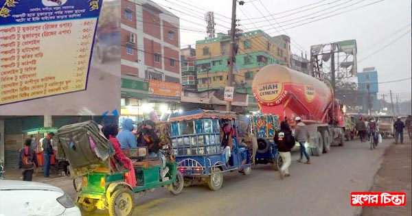 বাড়তি ভাড়ায় ইজিবাইক যাত্রীদের ক্ষোভ