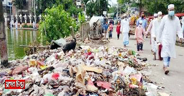 শাহীমসজিদ এলাকাটি এখন ময়লার নগরীতে পরিণত