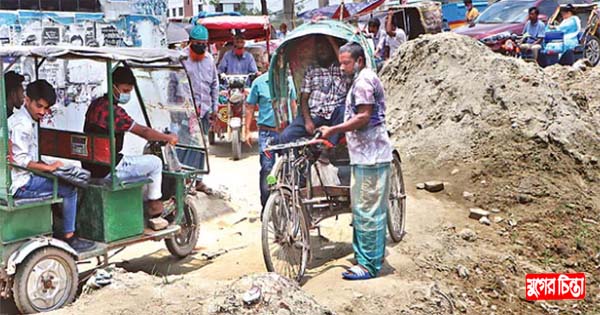 উঁচু নালা টপকে সড়কে উঠতে পারছে না যান