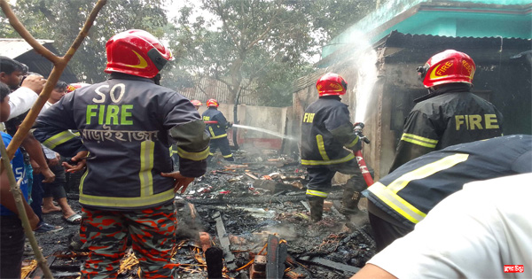 আড়াইহাজারে গ্যাস লাইটার থেকে আগুন, ৩ ঘর পুড়ে ছাঁই