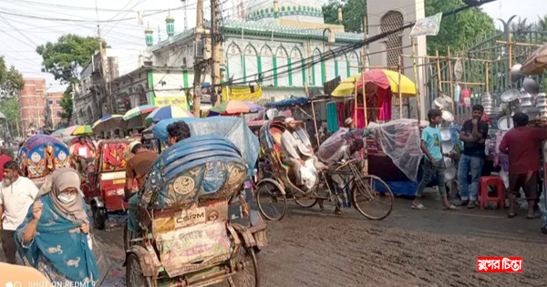 শায়েস্তা খাঁন সড়কে যানজটে ভোগান্তিতে মানুষ