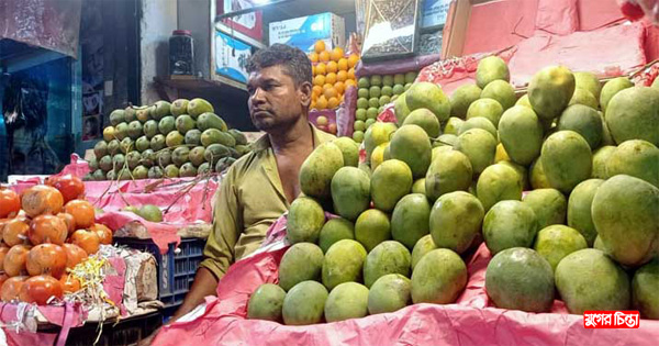 মধুমাসে নগরীর বাজার জুড়ে রঙের ঘ্রাণের-স্বাদের ফল