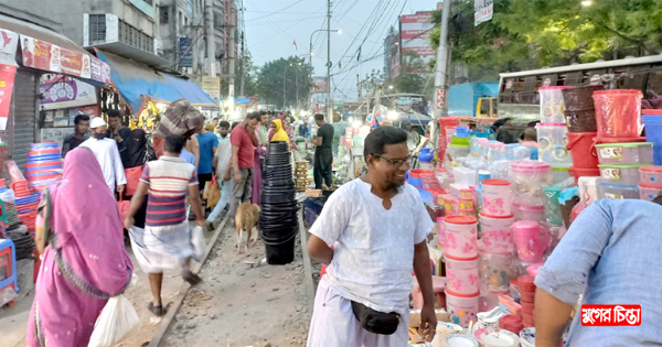 রেললাইন দখল করে ভাসমান দোকানের রমরমা ব্যবসা