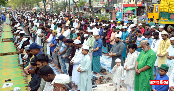 মাগফেরাতের প্রথম জুমায় মসজিদ ছাড়িয়ে সড়কে মুসুল্লিদের ঢল