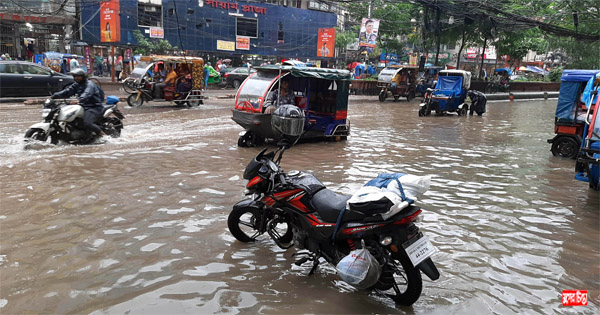 টানা বৃষ্টিতে পথে পথে জলাবদ্ধতা  