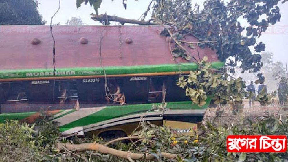 শিক্ষা সফরে গিয়ে তোলারাম কলেজের বাস খাদে