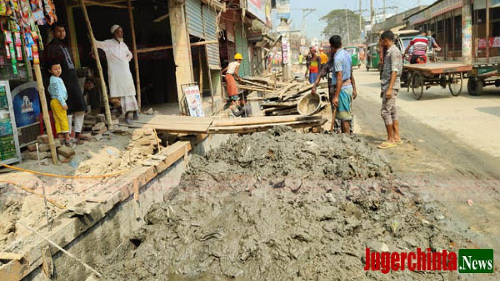 সাড়ে ছয় কোটি টাকার সড়ক নির্মাণে দেয়া হচ্ছে খালের পলিথিন মিশ্রিত কাদামাটি