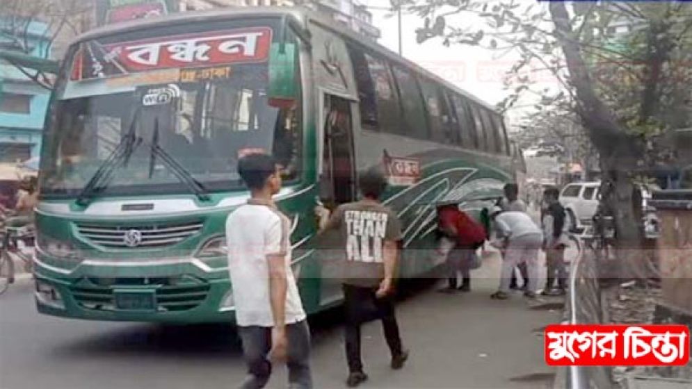 রাস্তা দখল করে স্ট্যান্ড বন্ধন-উৎসব বাসের